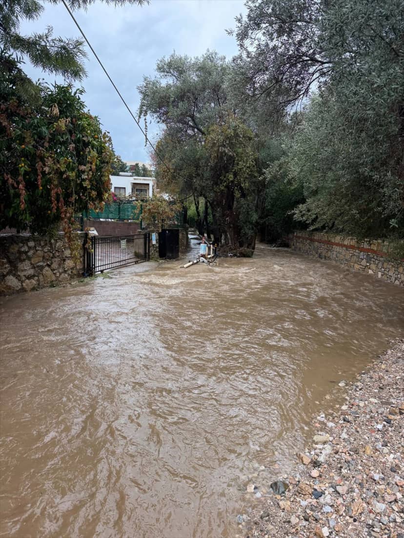 Muğla Bodrum'da sağanakta mahsur kalan hamile kadın kurtarılıp hastaneye kaldırıldı
