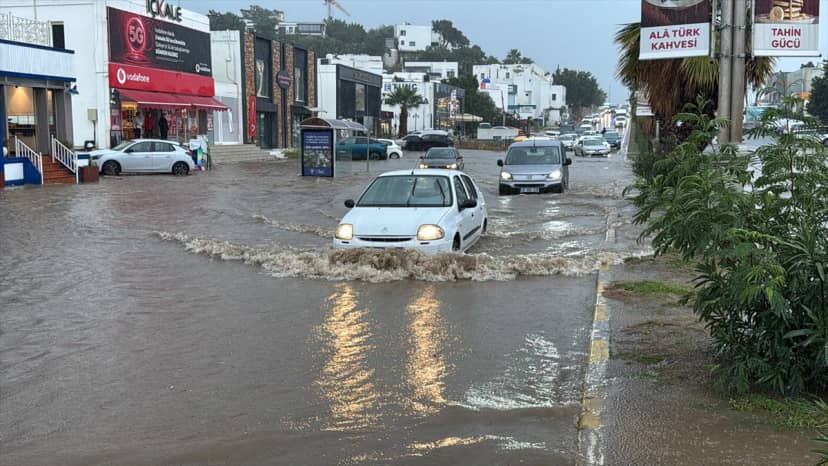 Muğla'da sağanak Bodrum'da 3 aracı mahsur bıraktı, Dalaman'da dere taştı