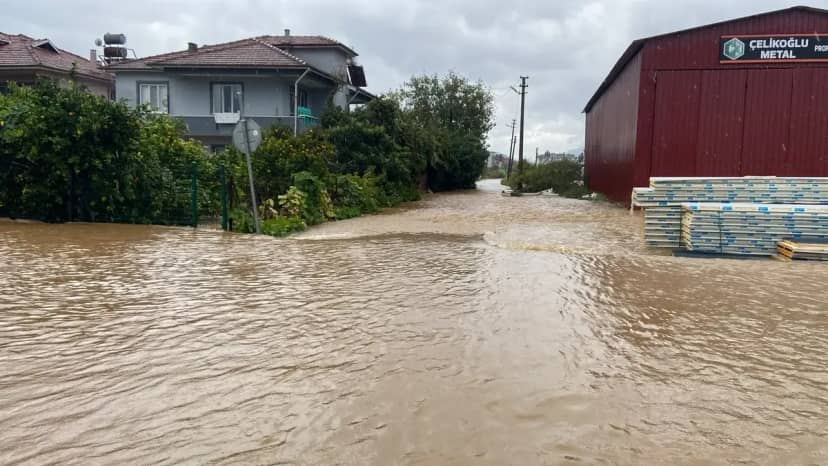 Muğla da sağanak yağış hayatı felç etti! Tersakan çayı taştı 2