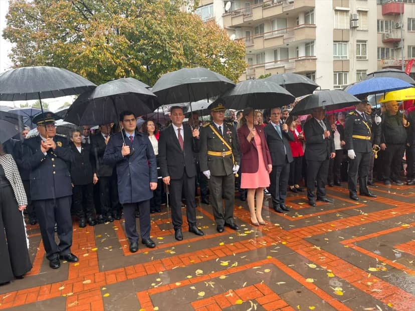 Nazilli ve Söke'de Cumhuriyet'in 103. yılı için protokol çelenk sundu