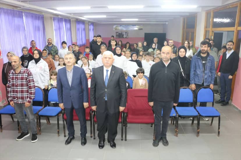 Of'ta Pınaraltı İlk ve Ortaokulunda 29 Ekim Cumhuriyet Bayramı programı düzenlendi
