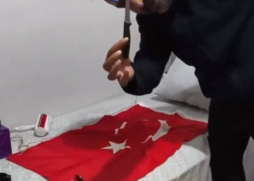 Öğretmenin Atatürk ve Türk bayrağına yönelik hareketleri çileden çıkarttı! 2