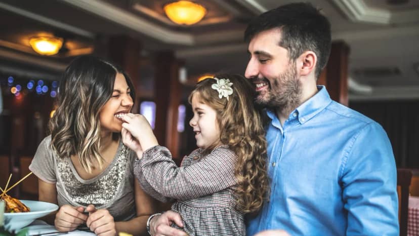 Restoranlarda yeni dönem! Yemek masasına telefon yasağı geliyor