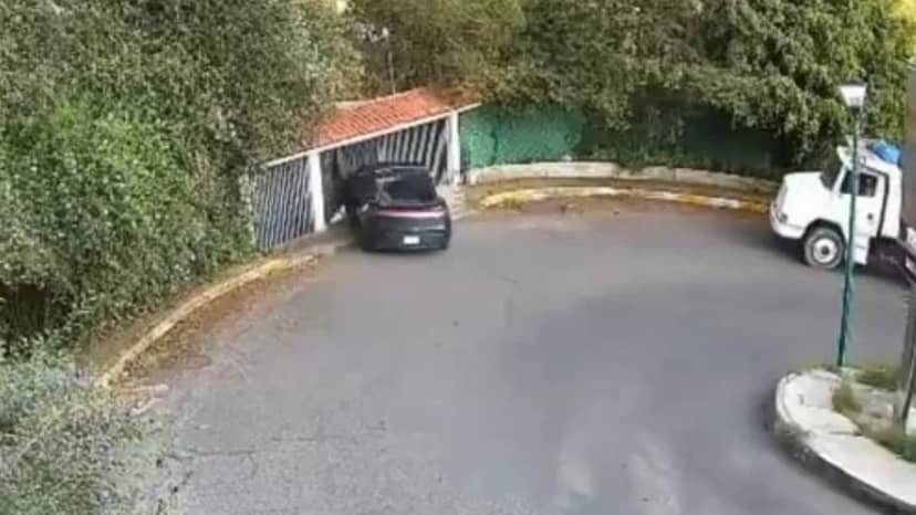 Virajı alamayan araç dehşet saçtı! Evin kapısından girdi, balkondan çıktı