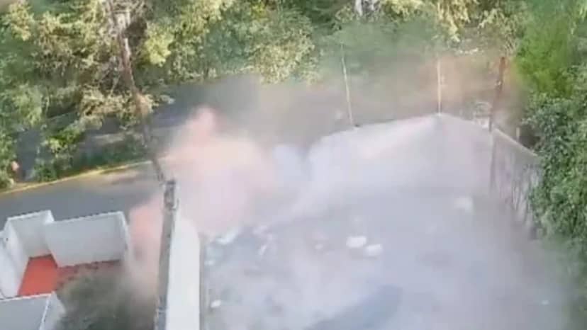 Virajı alamayan araç dehşet saçtı! Evin kapısından girdi, balkondan çıktı