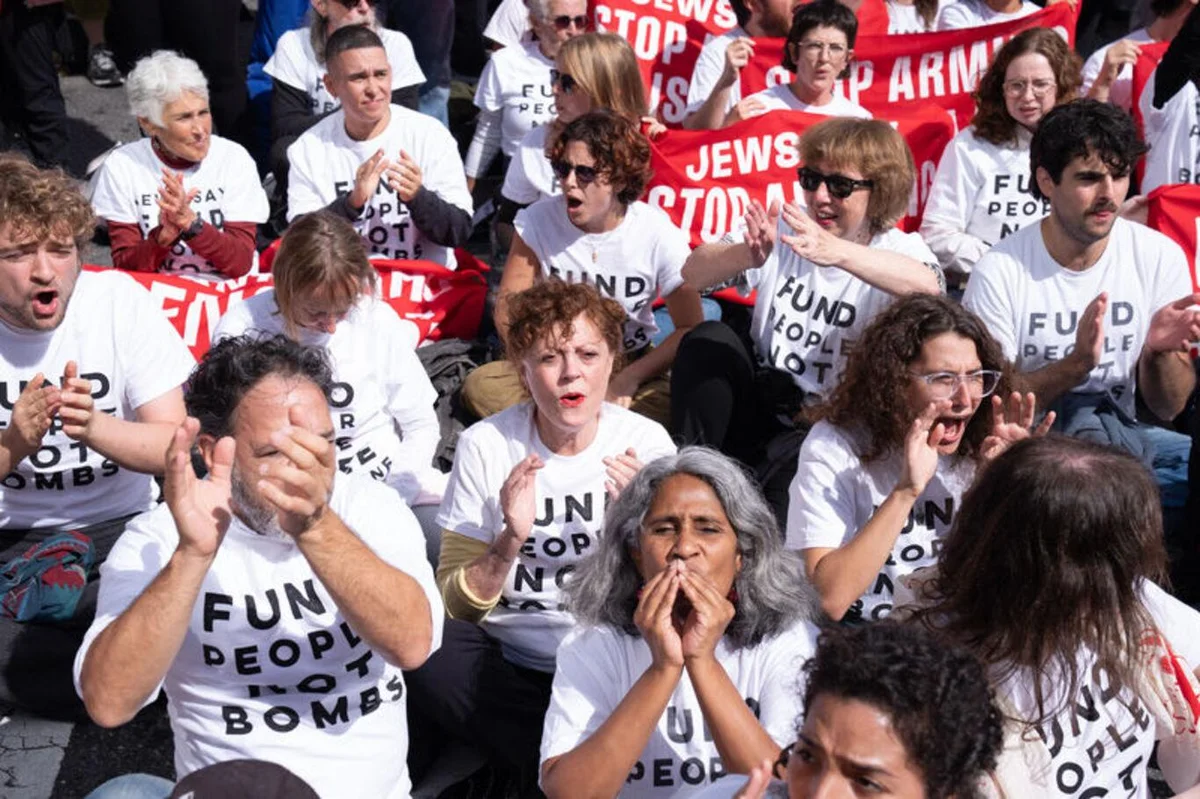 Oyuncular, İsrail Başbakanı Benjamin Netanyahu'nun BM Genel Kurulu'na hitabından önce, dün Birleşmiş Milletler yakınlarında düzenlenen bir gösteri sırasında gözaltına alınan yaklaşık 100 kişi arasındaydı.