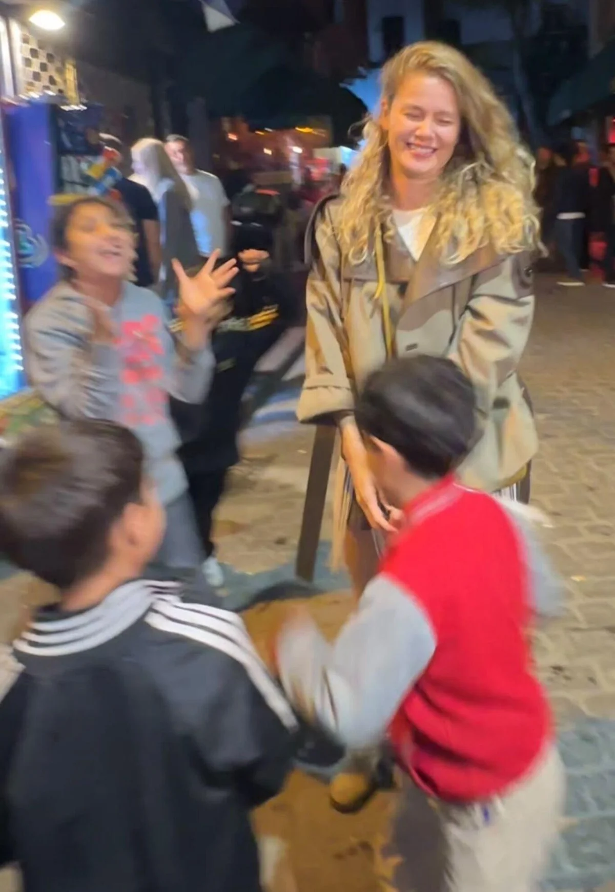 Ünlü oyuncu, mekan çıkışında ise çiçek satan çocuklarla dans ederek renkli görüntüler verdi.