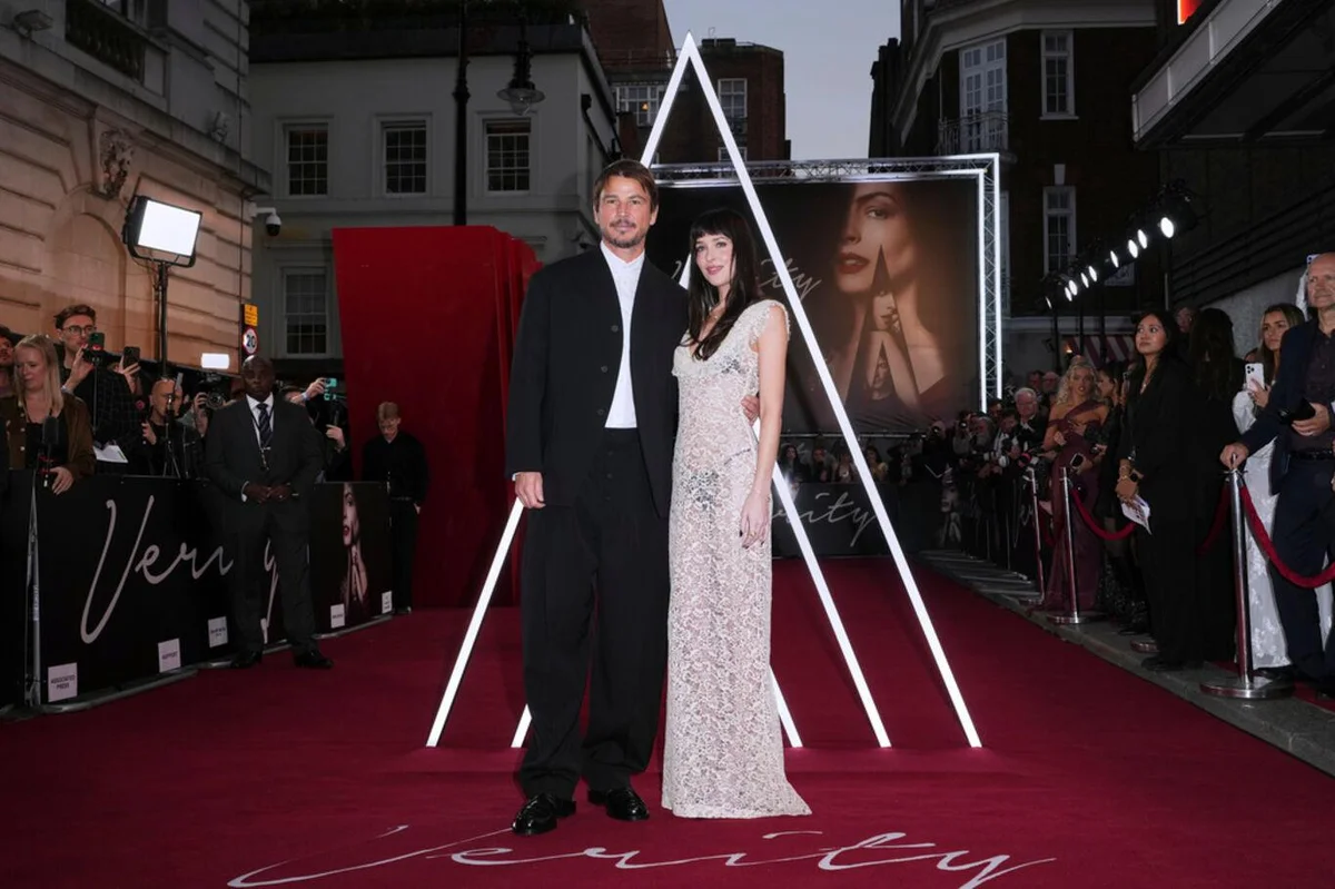 Kırmızı halıda Johnson'ın yanında yer alan Hartnett ise Anne Hathaway'in canlandırdığı yazar Verity'nin sadık kocası Jeremy Crawford rolünde.