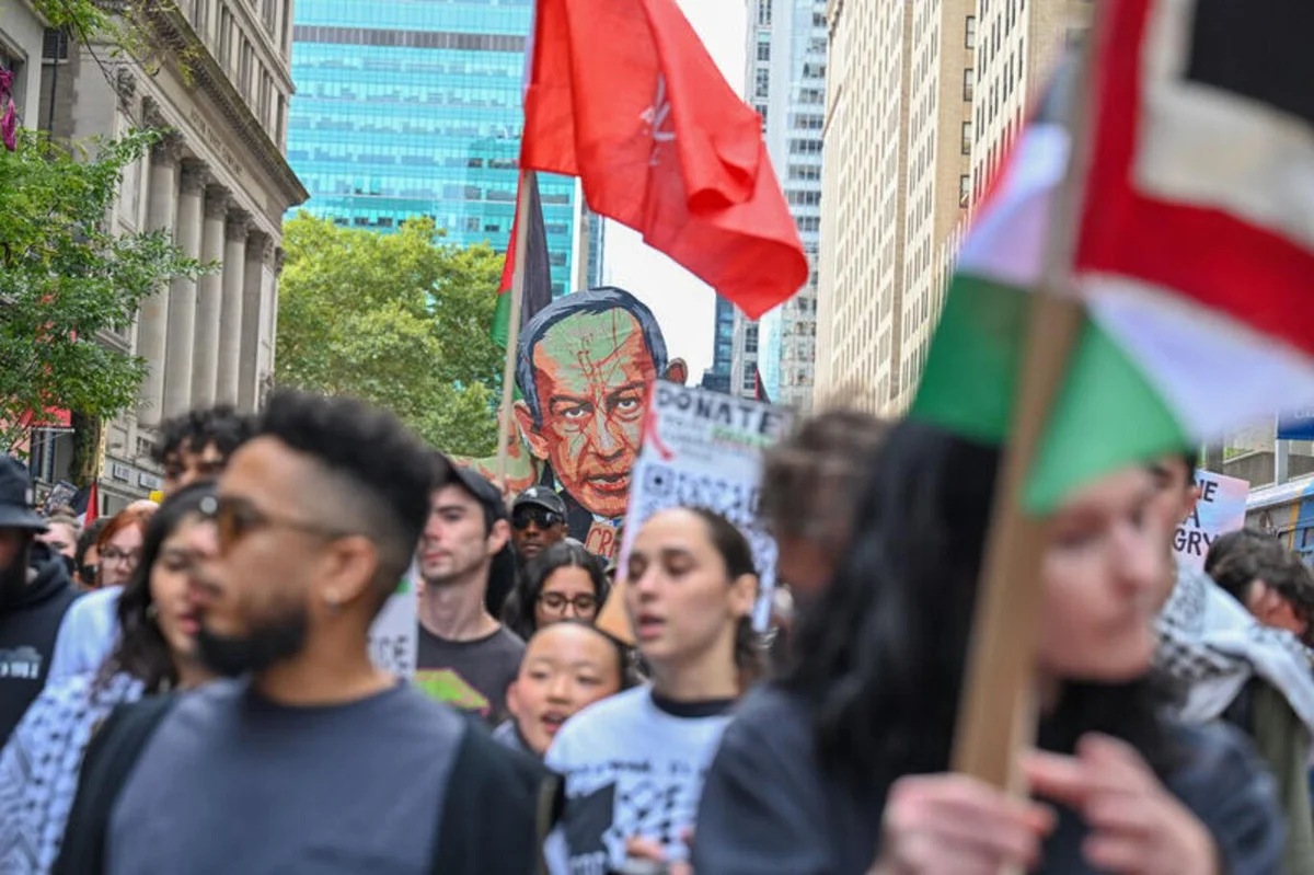 New York polisi, göstericilerin BM Genel Merkezi'ne ilerleyeceği noktada demir bariyerler kurdu ve geçişlerini engelledi. BM Genel Merkezi yakınlarında polisin yönlendirdiği noktaya doğru ilerleyen göstericiler, protestolarını burada sürdürdü.