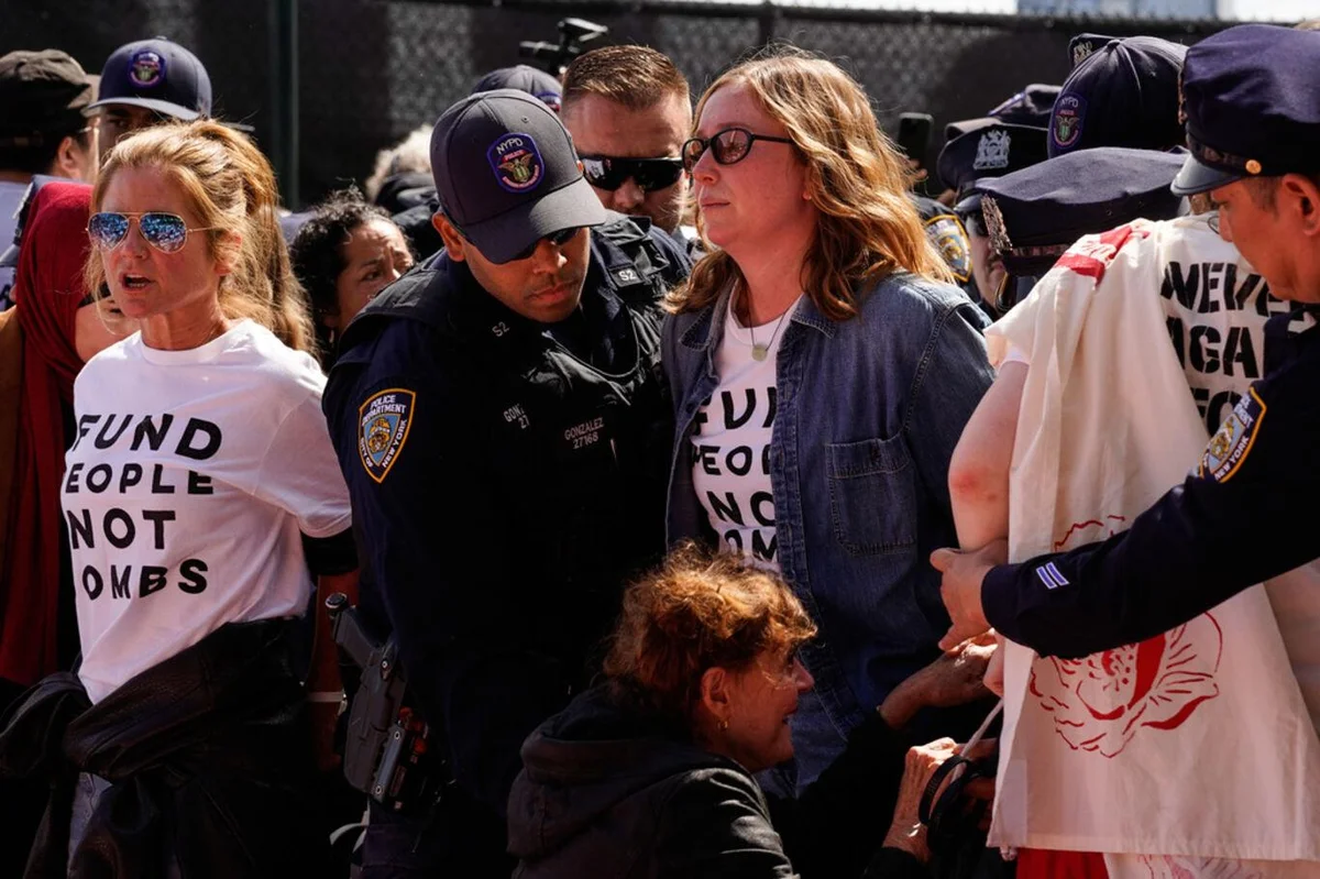 Daha önce de Filistin'e desteğini açıkça dile getiren 79 yaşındaki Sarandon ile 31 yaşındaki Einbinder, New York polisi tarafından götürülürken görüldü.
