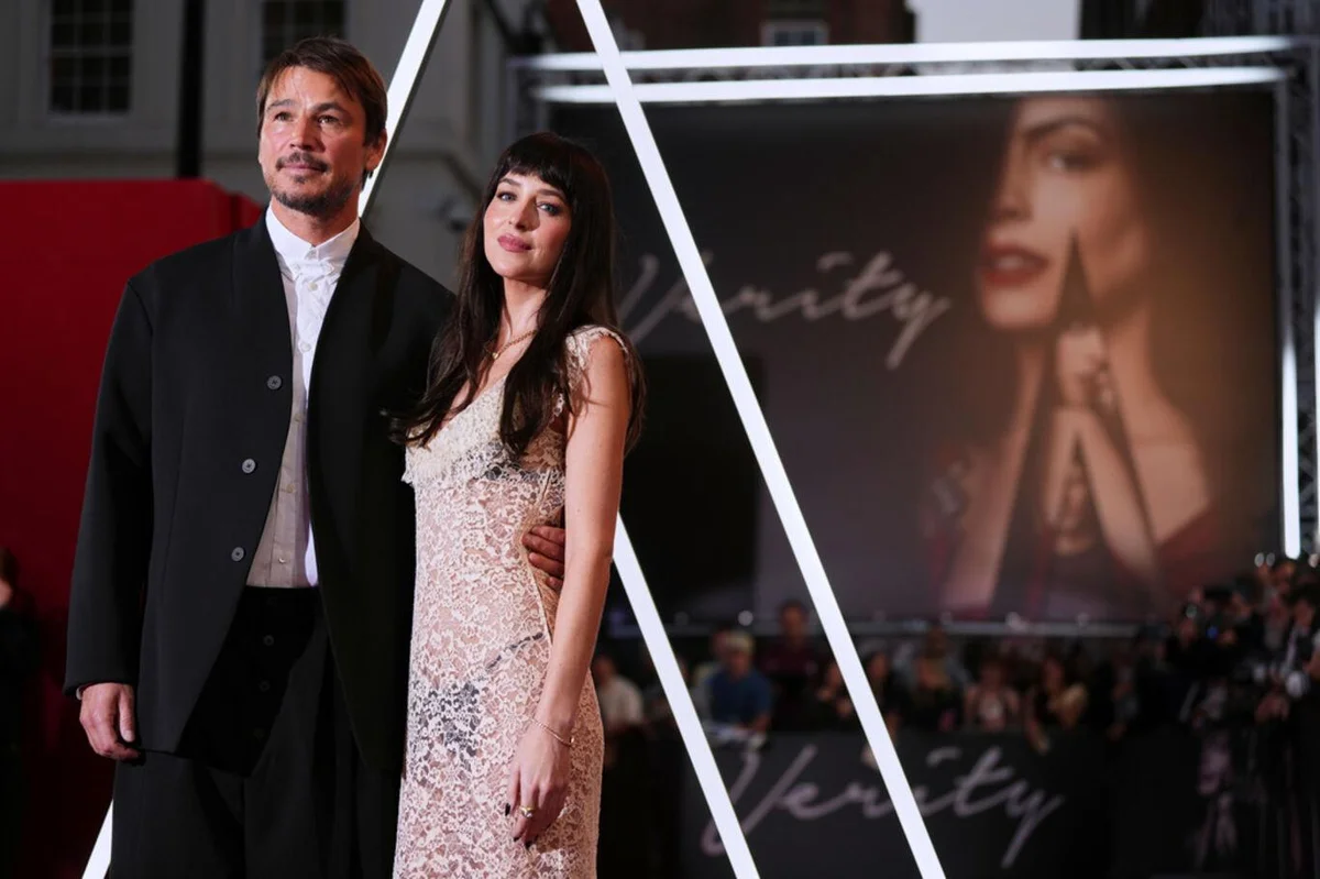 Johnson, rol arkadaşı Josh Hartnett ile birlikte Curzon Mayfair'deki gala öncesi kırmızı halıda poz verirken, Colleen Allen imzalı cesur elbisesiyle dikkat çekti.