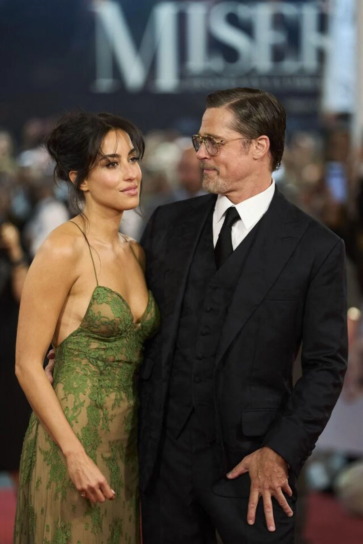 Öte yandan Brad Pitt, 33 yaşındaki mücevher tasarımcısı kız arkadaşı Ines de Ramon ile bir süredir aşk yaşıyor. İkili, katıldıkları çeşitli etkinliklerde birlikte objektif karşısına geçerek birlikteliklerini gözler önüne seriyor. Fotoğraflar: Avalon