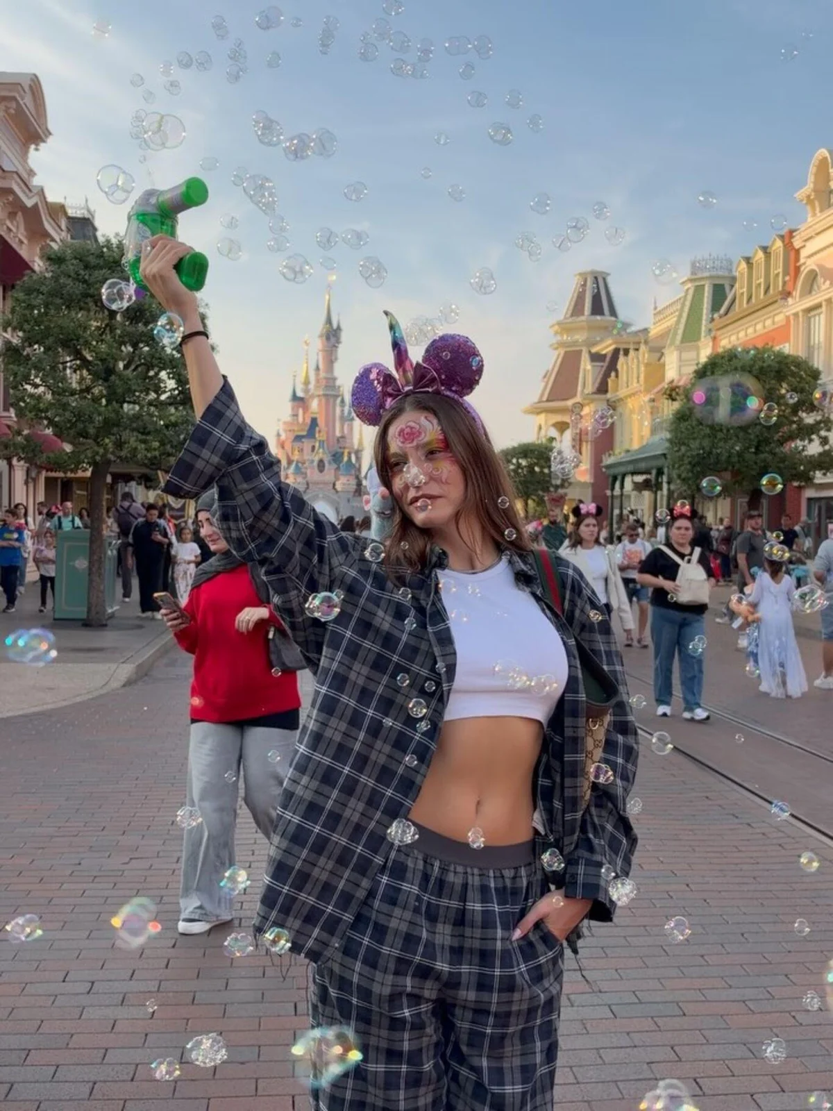 Ünlü oyuncu, organizasyon öncesinde başkent Paris'te bulunan Disneyland eğlence parkını ziyaret etti.