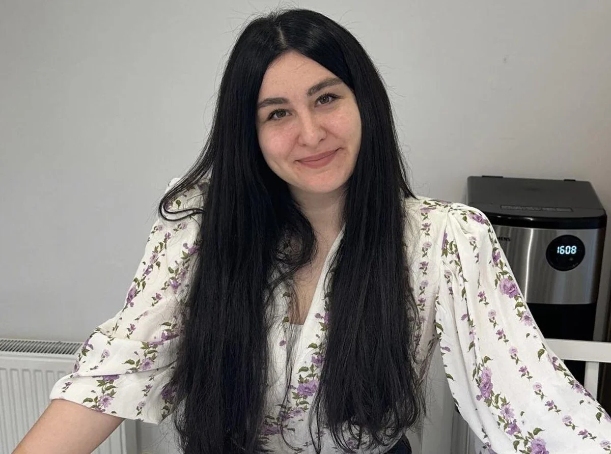 Çocuğunu göstermekten kaçınan kişilere bebek ziyaretinde hediye veya altın takmadığını da dile getiren ünlü komedyen, ebeveynlerin bu konusundaki tutumunu anlamakta güçlük çektiğini aktardı.