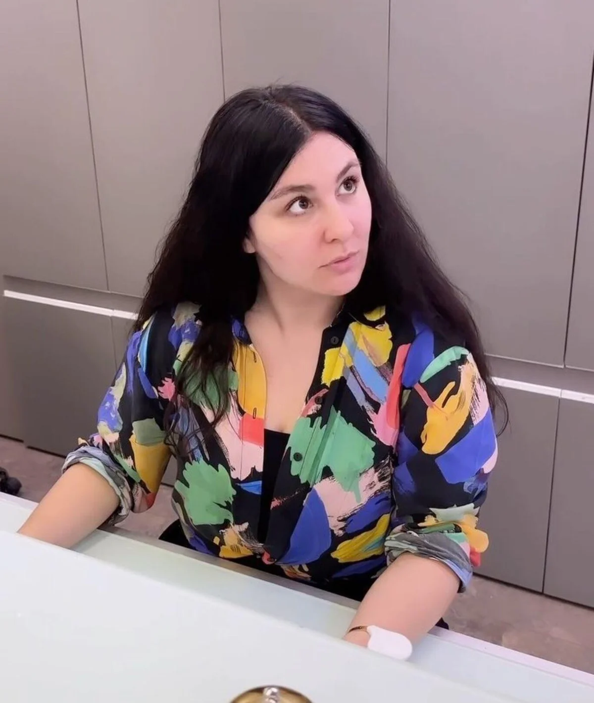 Sakallıoğlu, özellikle çocuklarının yüzünü çiçek veya emoji benzeri simgelerle kapatarak paylaşım yapan kişilerin bu yaklaşımını eleştirdi.