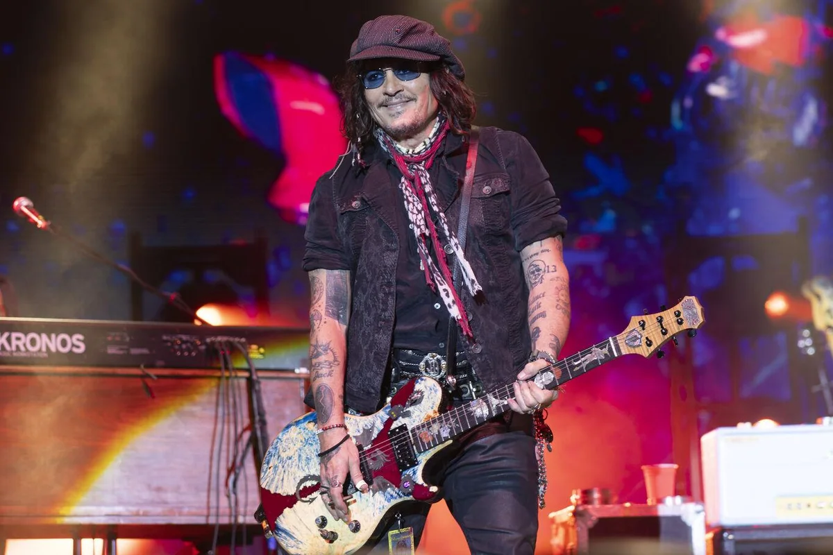 Depp aynı zamanda, geçen ay, 'Karayip Korsanları 6' filminde yeniden 'Jack Sparrow'u canlandırmak için kolları sıvadığı haberleriyle gündemdeydi.