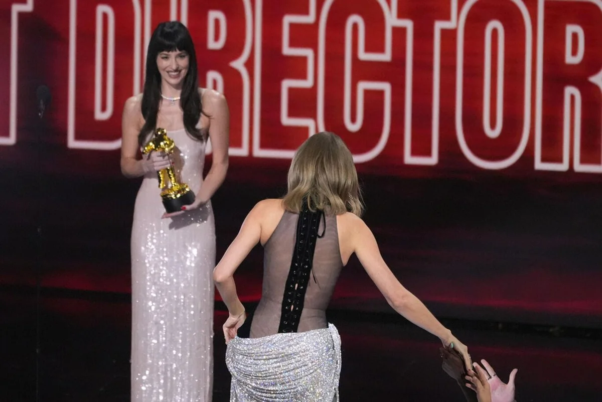 Swift, ödülü, yakın arkadaşı olan oyuncu Dakota Johnson'ın elinden aldı.