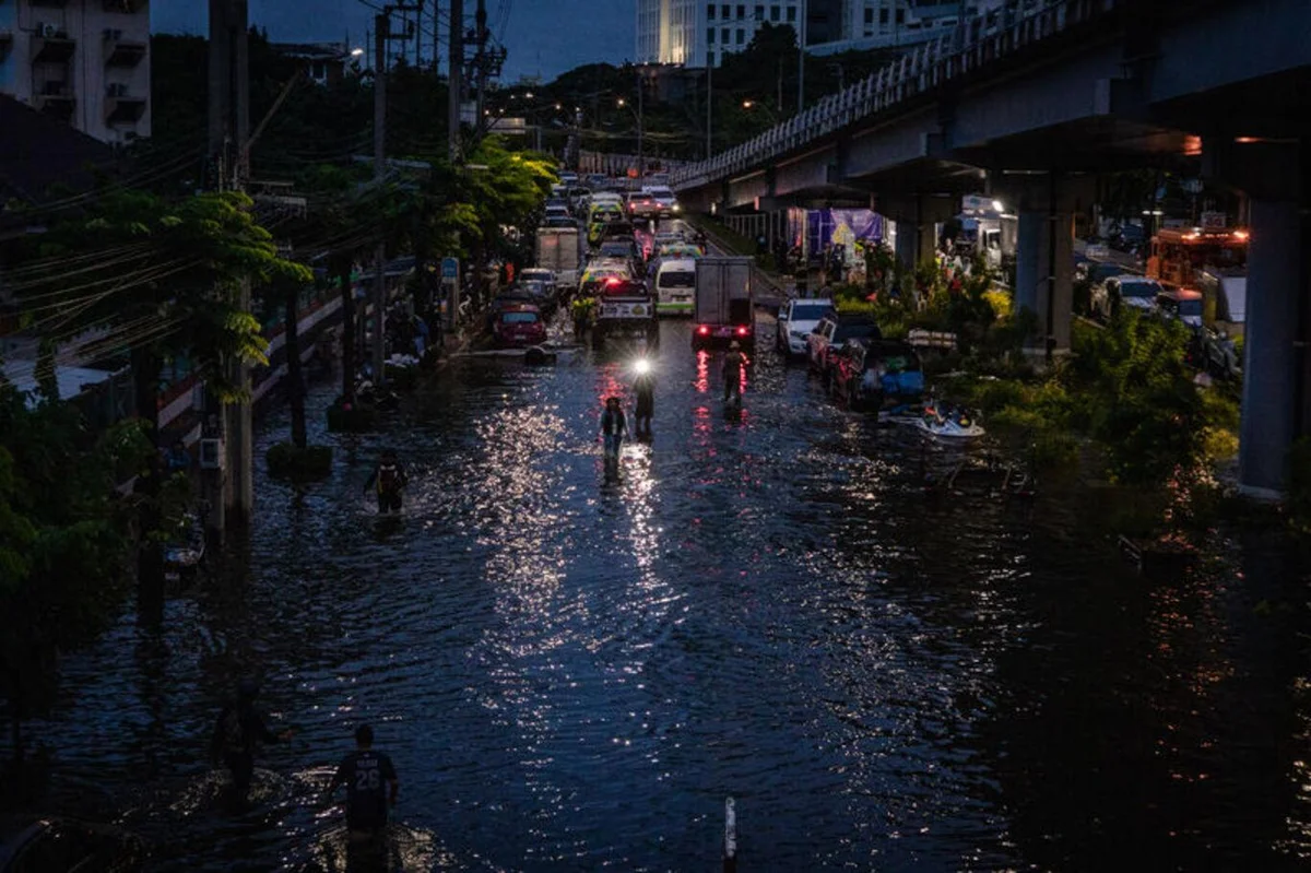 Bangkok Belediye Başkanı Chadchart Sittipunt da yaptığı basın açıklamasında, sel sularının tahliyesinin sürdüğünü ve kanallardaki su seviyelerinin düşmesinin beklendiğini söyledi.