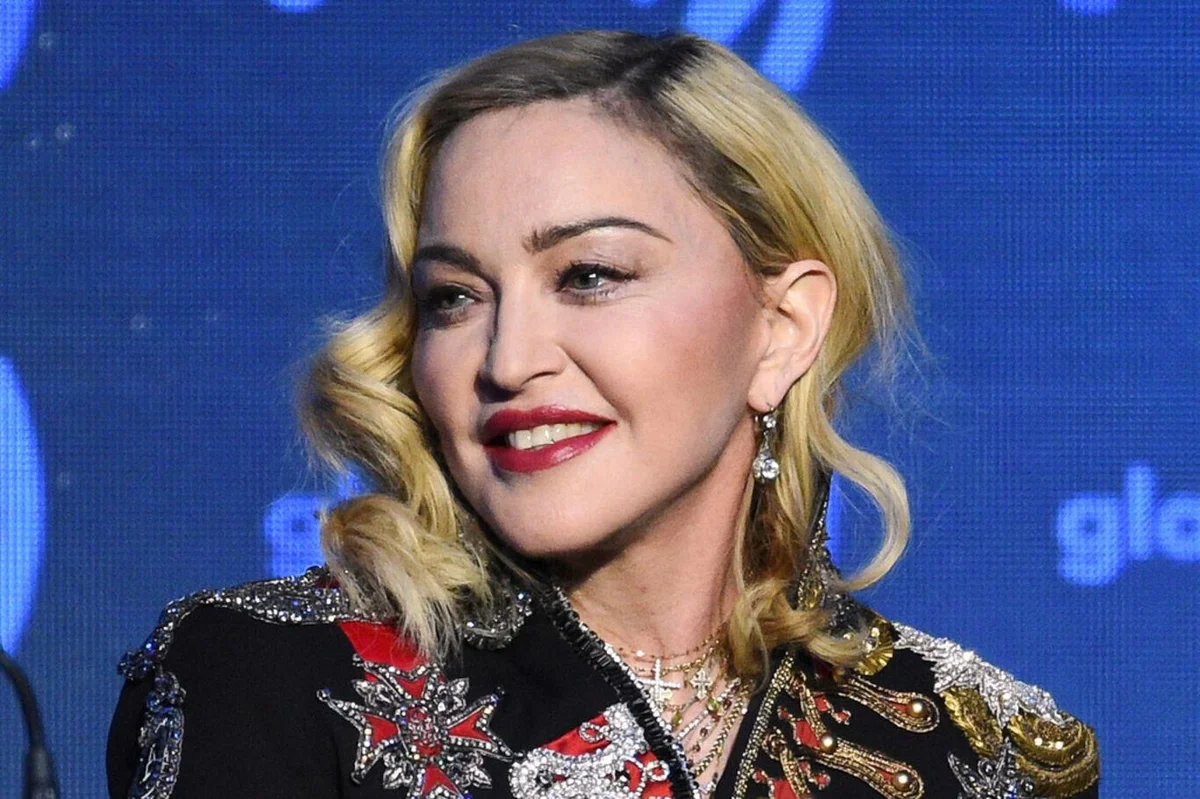 13 adaylıkla bu yılın zirvesinde olan Madonna, ayrıca 'Yılın Sanatçısı' ve 'En İyi Dans' ödüllerinin de sahibi oldu. Açılış performansında Charli xcx de sahneye çıkarak Madonna ile 'Danceteria'nın yeniden düzenlenen versiyonunu seslendirdi.