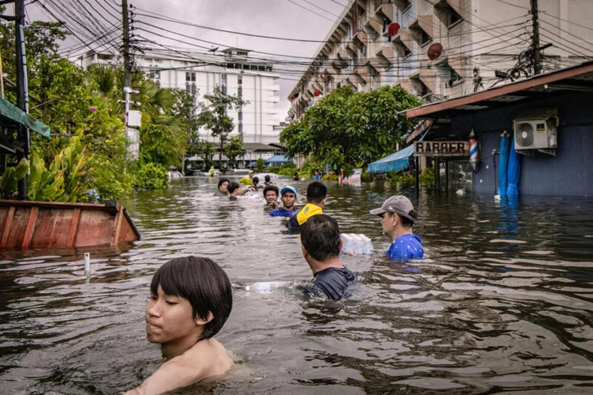 Meteoroloji yetkilileri de Bangkok'ta 24 Eylül'den bu yana etkili olan sağanak nedeniyle metrekareye 320 kilogram yağış düştüğü bilgisini paylaştı.