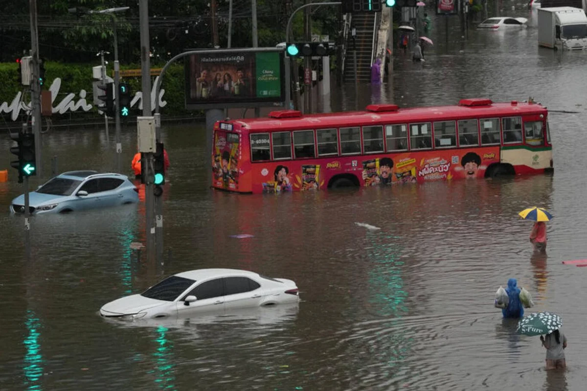 Tayland'ın başkenti Bangkok'ta sel 700 bin kişiyi etkiledi — 13. fotoğraf