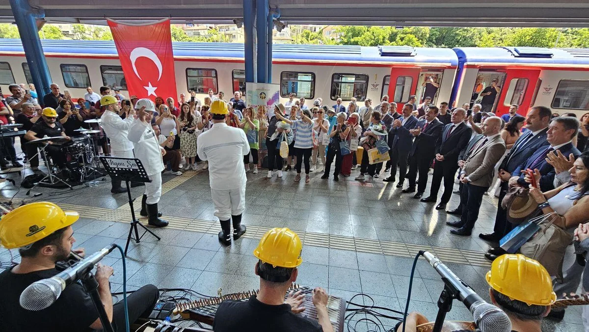 Karaelmas Ekspresi raylara iniyor — 8. fotoğraf