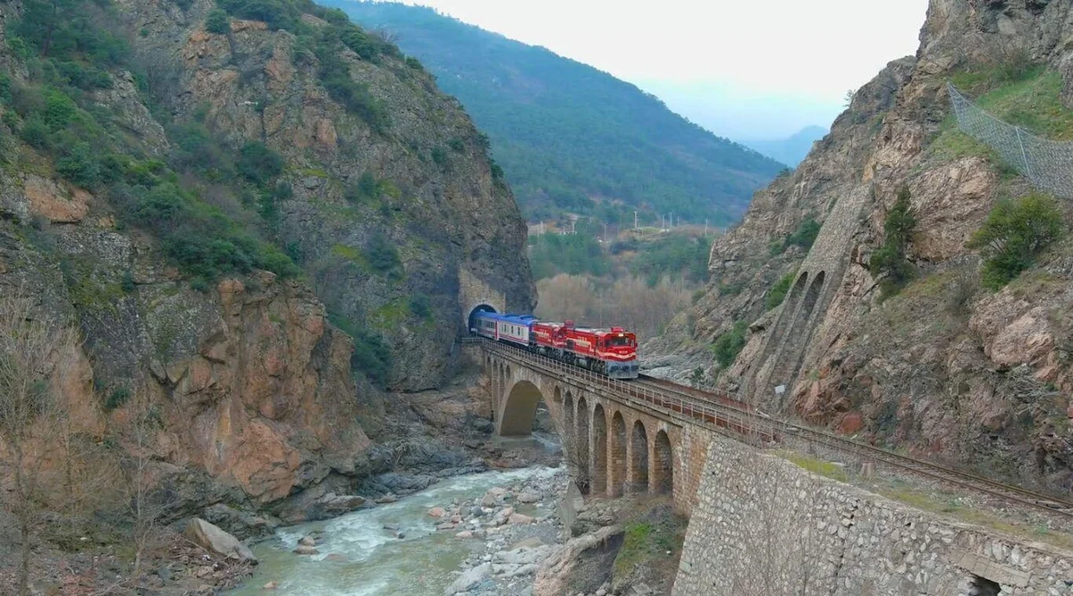 Karaelmas Ekspresi raylara iniyor — 4. fotoğraf