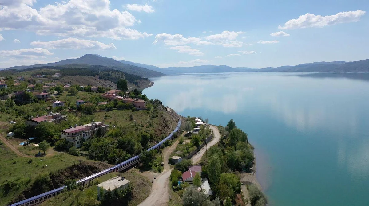 Bakan Uraloğlu, Turistik Karaelmas Ekspresi’nin güzergâh üzerindeki şehirlerin tarihi, kültürel ve doğal değerlerinin keşfedilmesine de imkân sağladığını belirtti.