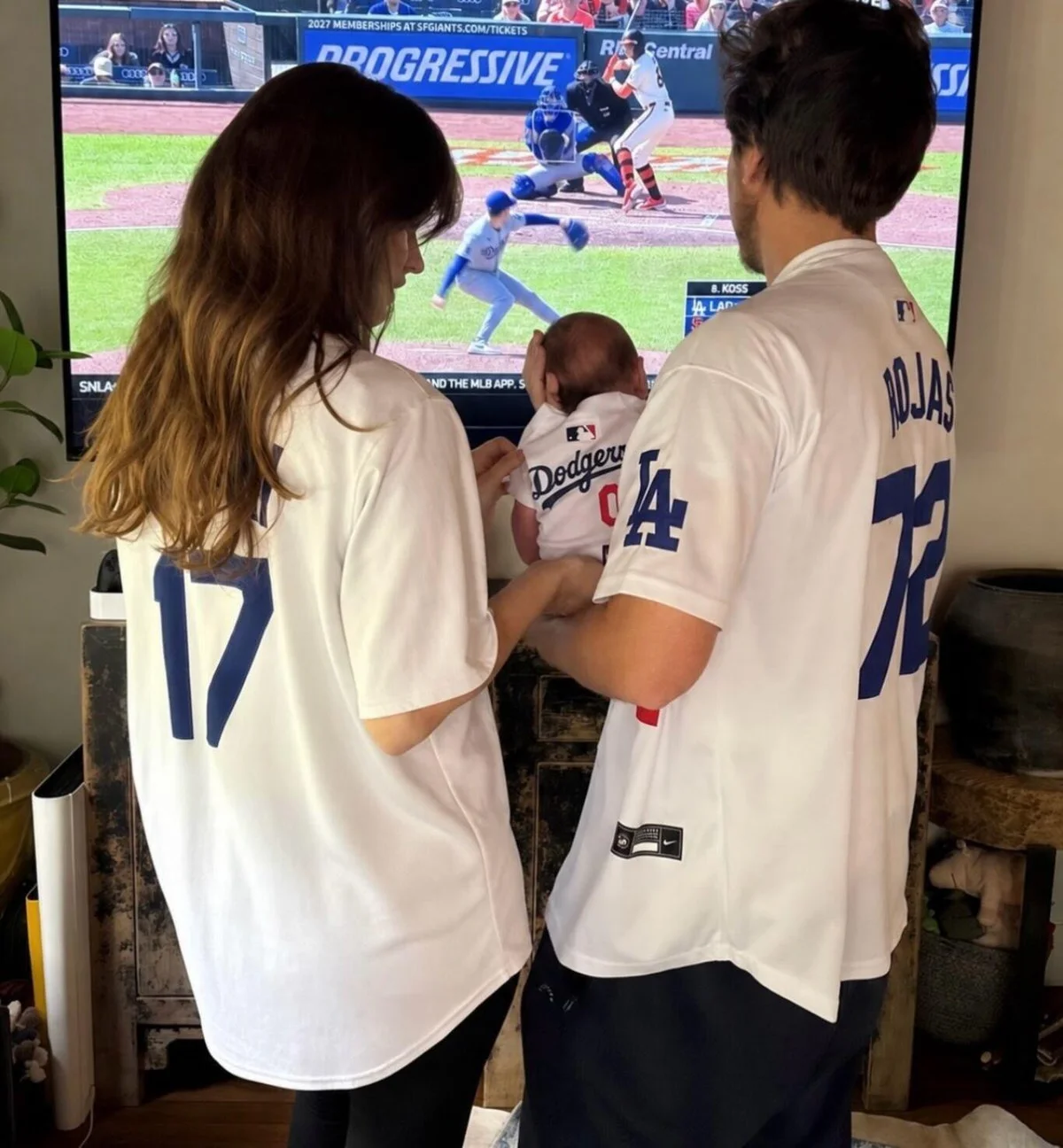 Barbara Palvin ve Dylan Sprouse bebeklerine kavuştu — 2. fotoğraf