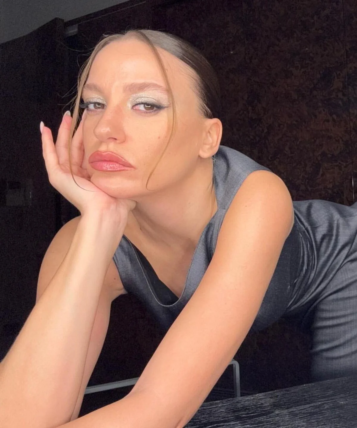 Paris'in simge noktalarından Eyfel Kulesi'nin hemen önündeki Place Joffre'da gerçekleştirilen dev organizasyonda oyuncu Serenay Sarıkaya da yer aldı.
