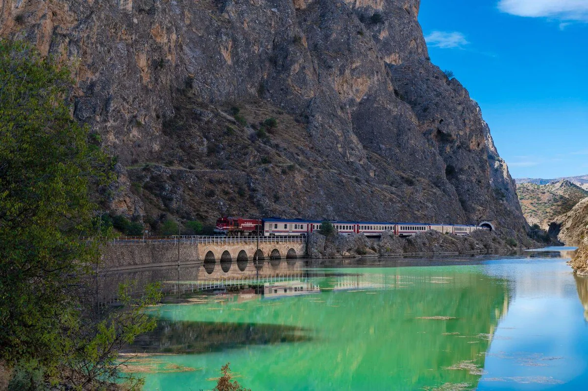Uraloğlu, “Turistik Karaelmas Ekspresi, ilk seferinden itibaren Batı Karadeniz’in doğal, kültürel ve endüstriyel mirasını demiryoluyla keşfetmek isteyen yolcularımıza farklı bir seyahat deneyimi sundu. 2026 yılında da bu deneyimi sürdürüyoruz.” dedi.