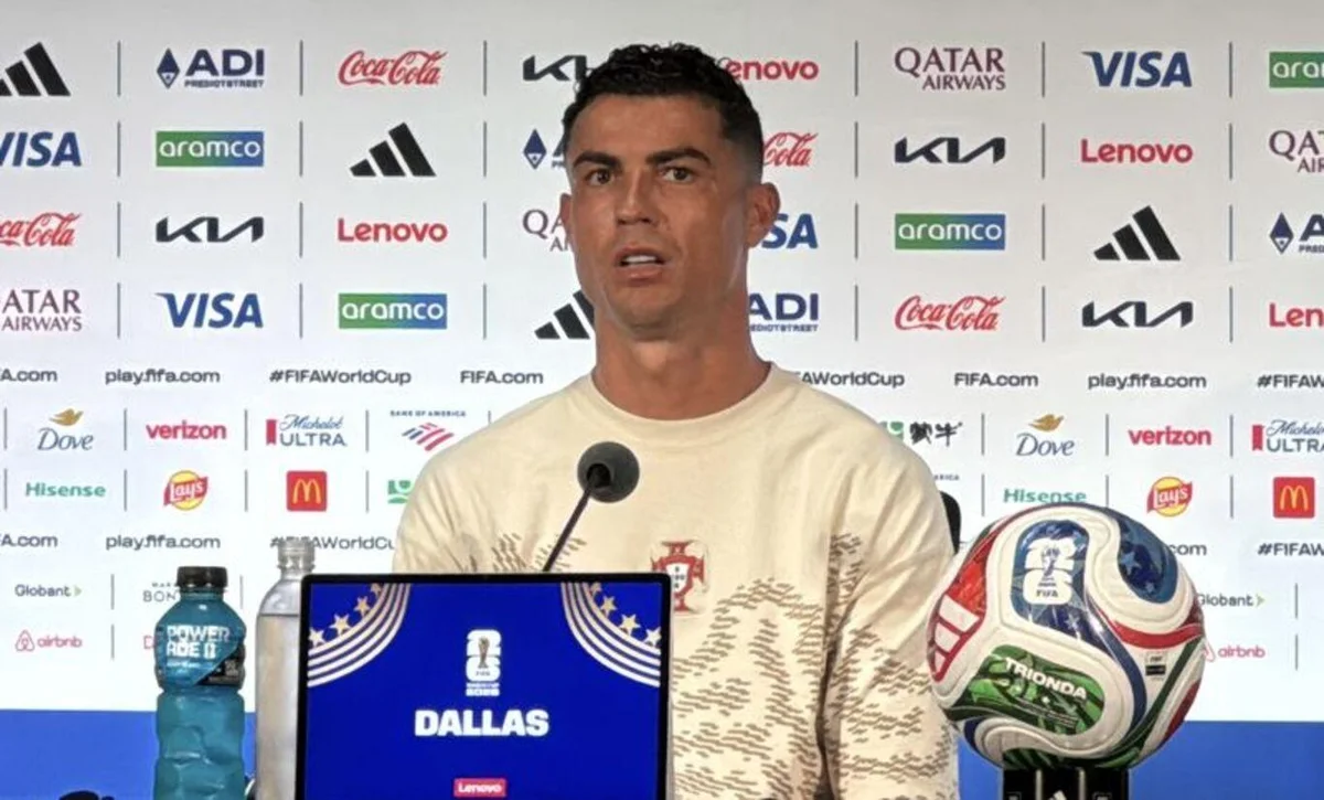 Ronaldo ile Jorge Jesus'un yaşanan gelişmelerin ardından kısa bir görüşme yaptığı ve durumu aşmak adına olumlu adımlar attığı belirtildi.
