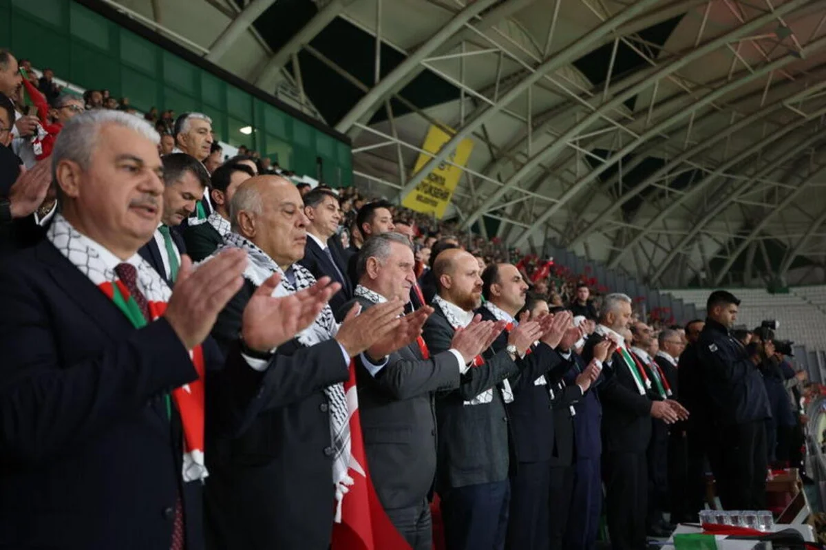 Karşılaşmanın sonunda Gençlik ve Spor Bakanı Osman Aşkın Bak, Konya Valisi İbrahim Akın, Konya Büyükşehir Belediye Başkanı Uğur İbrahim Altay ve protokol üyeleri tarafından Filistin Milli Takım oyuncularına çiçek takdim edildi.