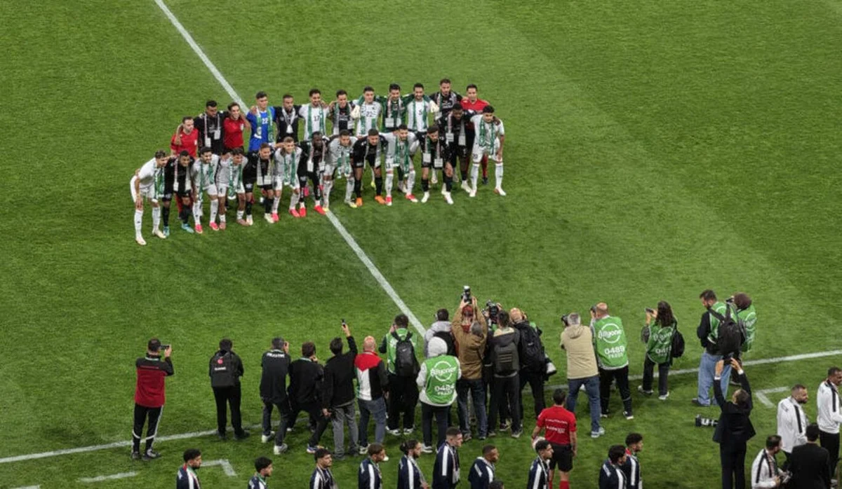 Yeşil-beyazlılar müsabakaya Bahadır Güngördü, Ahmet Oğuz, Rayyan Baniya, Awaziem, Arif Boşluk, Melih İbrahimoğlu, Ömer Çobanoğlu, Deniz Türüç, Gonçalves, Dompe, Mustafa Muhammed 11'i ile başladı.