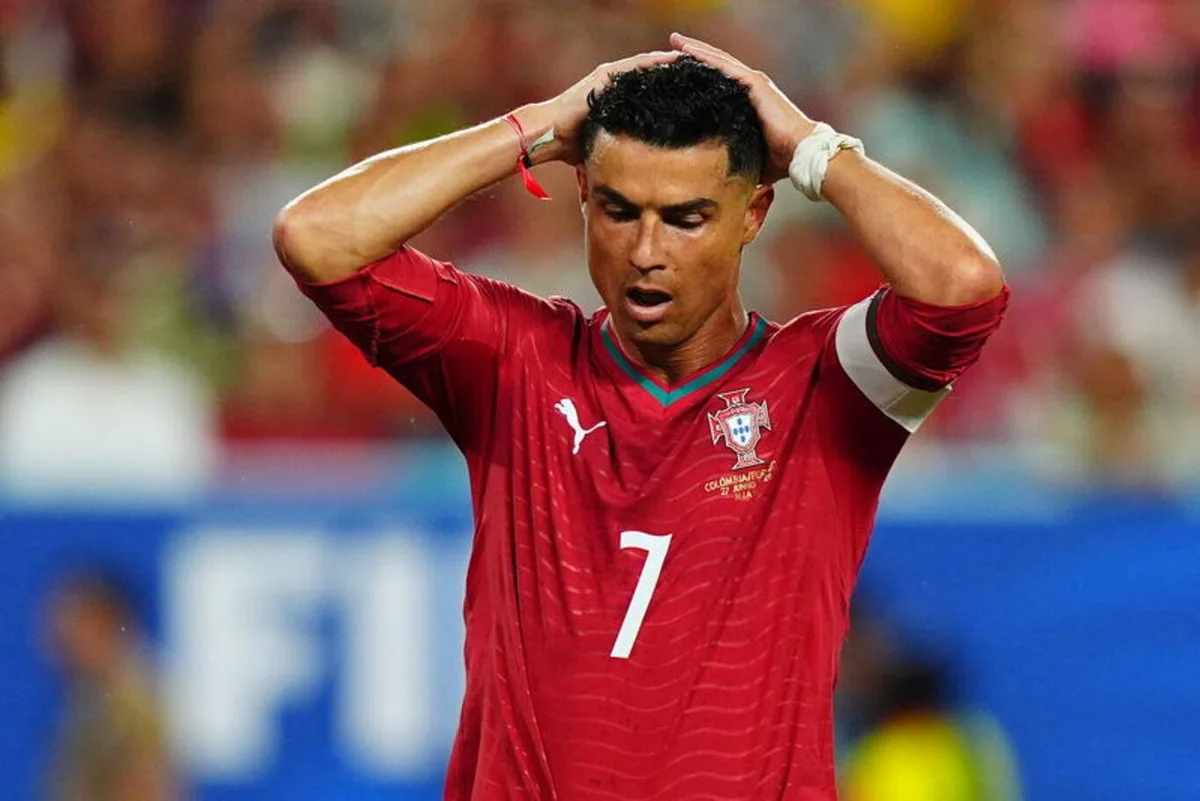 A Bola'nın haberine göre Norveç karşısında süre alamayan Ronaldo, teknik direktör Jorge Jesus'un kararından memnun kalmadı. Karşılaşmanın ardından doğrudan soyunma odasına giden 41 yaşındaki yıldız, son günlerde takımla normal antrenmanlara da katılmadı.