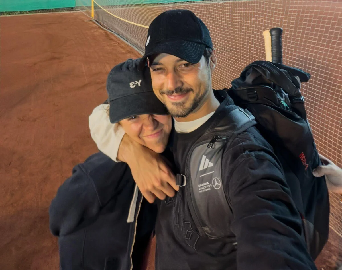 33 yaşındaki oyuncu, son olarak sevgilisi Zeynep Artukmaç ile tenis oynadığı anlardan kareleri 2,4 milyon takipçili Instagram hesabından takipçileriyle paylaştı.