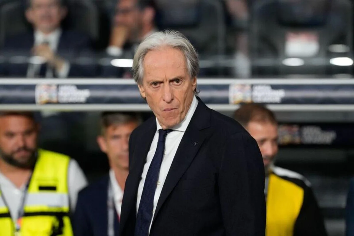 Teknik direktör Jorge Jesus’un basın toplantısının ardından tecrübeli futbolcu, milli takım kampını terk etti.