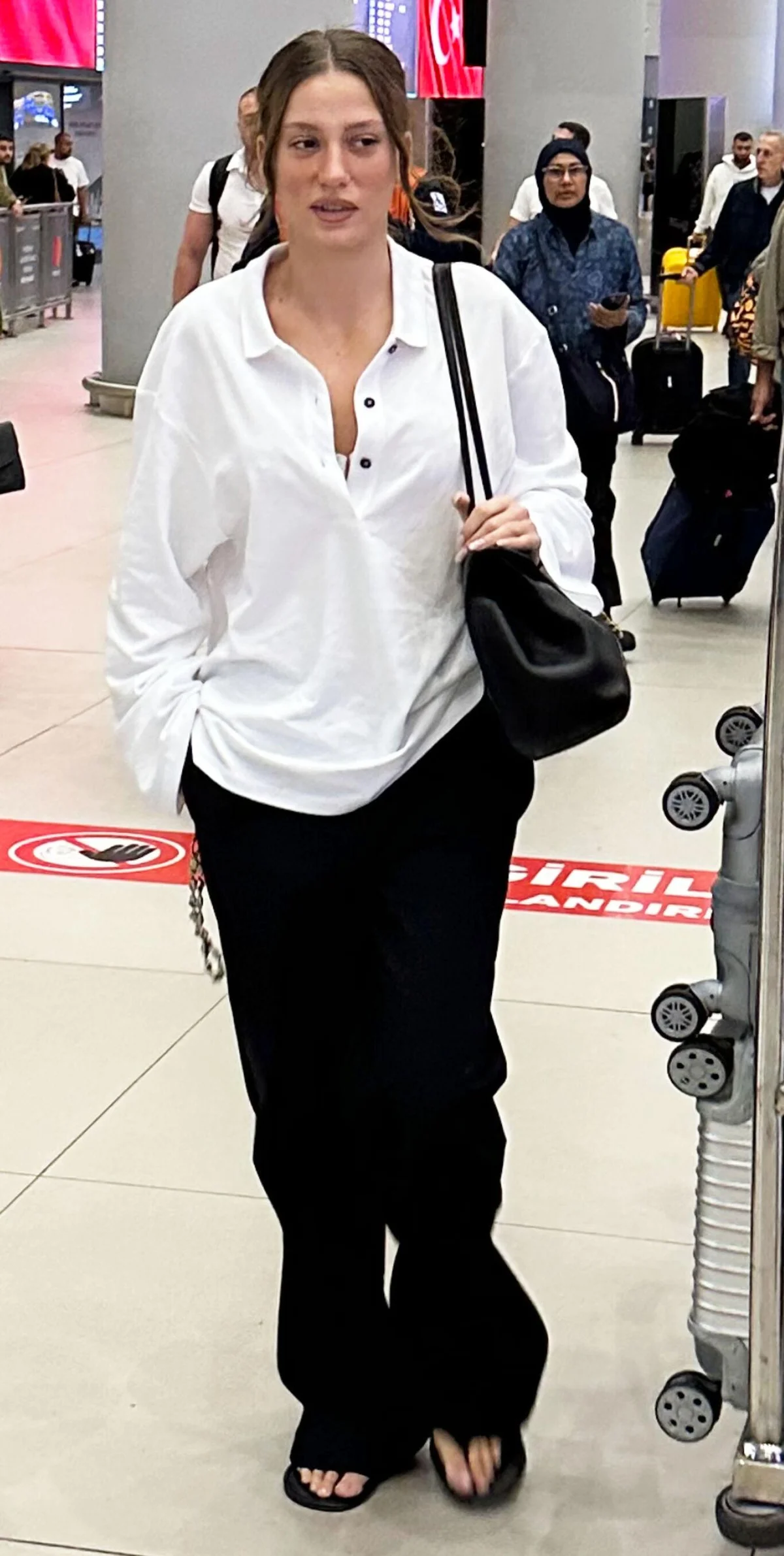 Habertürk 'ten Nazif Şahin Karpuz'un haberine göre; Serenay Sarıkaya, İstanbul Havalimanı'nda objektiflere yansıdı. Paris'te geçirdiği haftayı değerlendiren ünlü oyuncu, Moda Haftası'nın kendisi için oldukça keyifli geçtiğini söyledi.