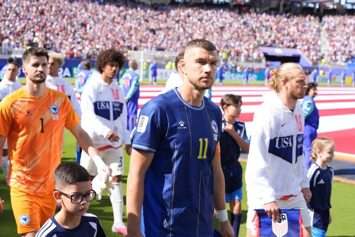 MAÇ SONU VEDA TÖRENİ Dzeko için hazırlanan sürprizler yalnızca stadyumla sınırlı değil. Saraybosna'nın tarihi Başçarşı bölgesindeki meşhur köfteciler de milli takım kaptanının vedası için özel bir uygulamaya imza atacak.