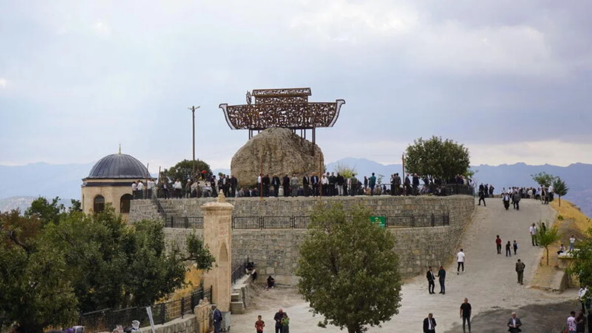 Kentte yaklaşık 3 asırdır sürdürülen ve her yıl ekim ayının ilk perşembesi düzenlenen mezarlık ziyareti geleneği için Şırnak'ın yanı sıra Türkiye'nin farklı kentleri ve yurt dışından gelenler, Balveren Mezarlığı’nda bir araya geldi.