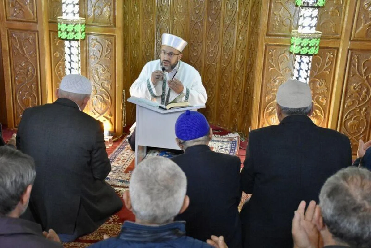 Cuma namazı öncesi Merkez Camisi'nde bir araya gelen mahalle sakinleri, güneşin açması için yapılan duaya eşlik etti.