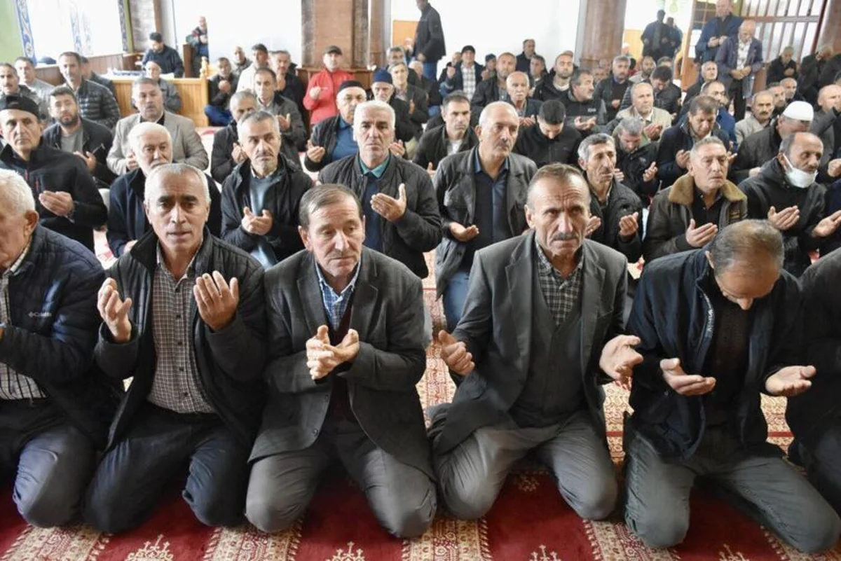 Güzelyurt Kültür, Sosyal Yardımlaşma ve Dayanışma Derneği organizesinde bir araya gelen üreticiler, yağışlar dolayısıyla fındığı kurutmakta güçlük çekilmesi üzerine "güneş duası" yaptı.