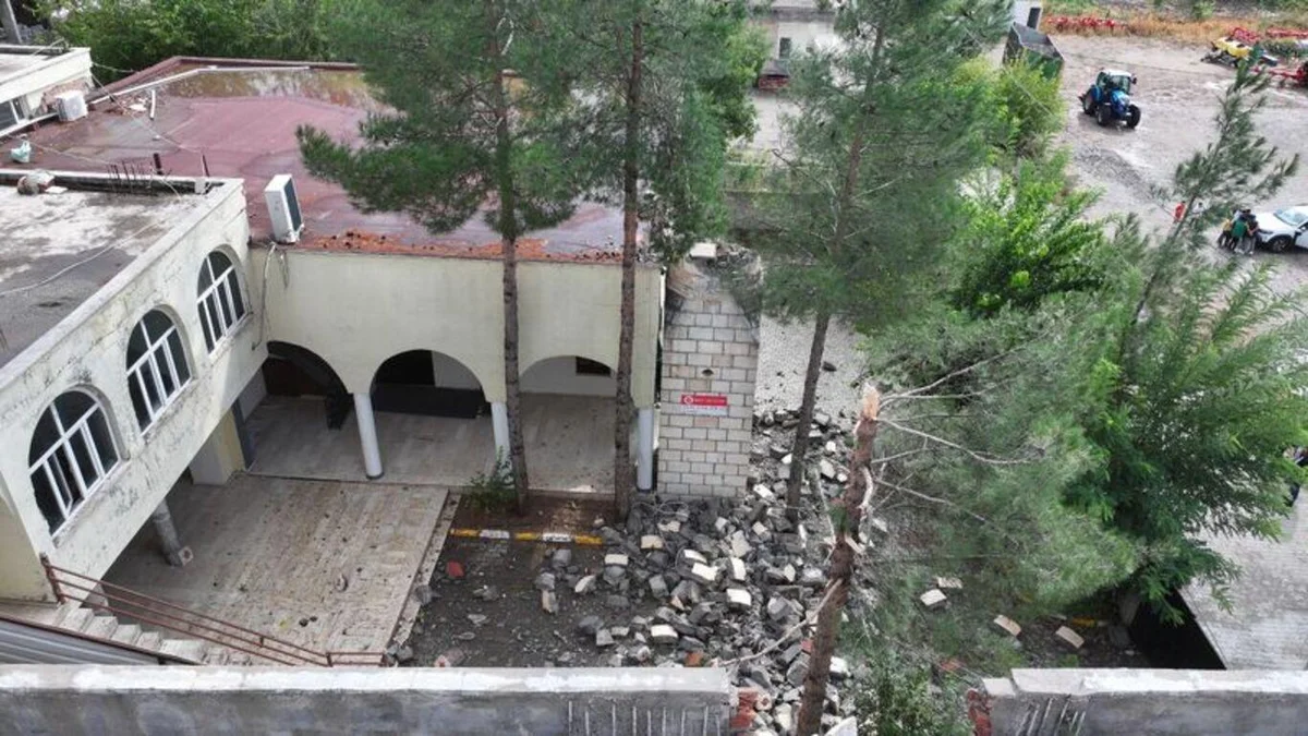 Diyarbakır'da kuvvetli sağanak ve fırtına hasara yol açtı: Minare yıkıldı, çatılar uçtu — 10. fotoğraf