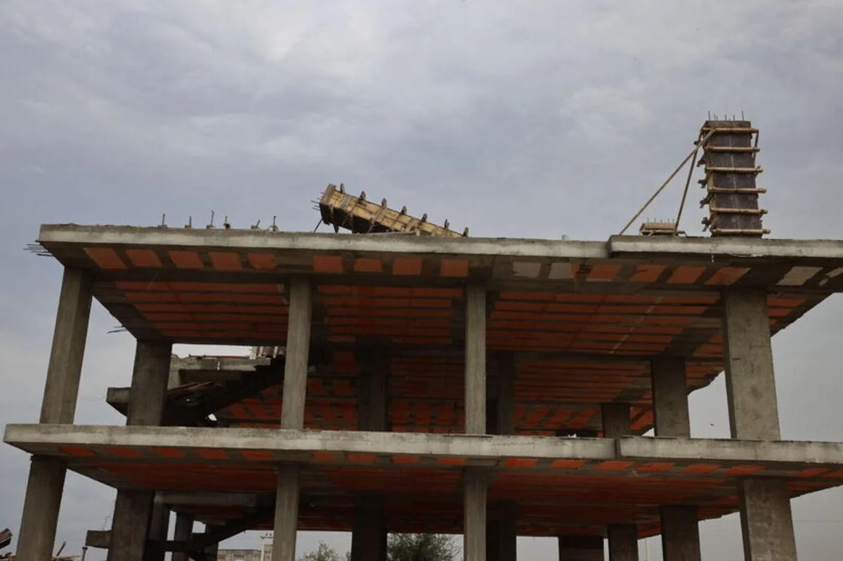 Yapımı devam eden bir inşaatın 3'üncü katındaki kolonların fırtınanın etkisiyle uçtuğu mahallede, bir fabrikanın da duvarı kısmen yıkıldı.