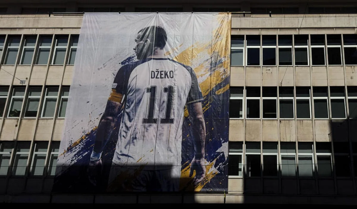 "BH Fanaticos" taraftar grubu, karşılaşmanın 11. dakikasında Fenerbahçe'nin eski golcüsü Dzeko'nun milli takım kariyeri boyunca taşıdığı 11 numaralı forma için özel bir alkış ve koreografi gerçekleştirecek.