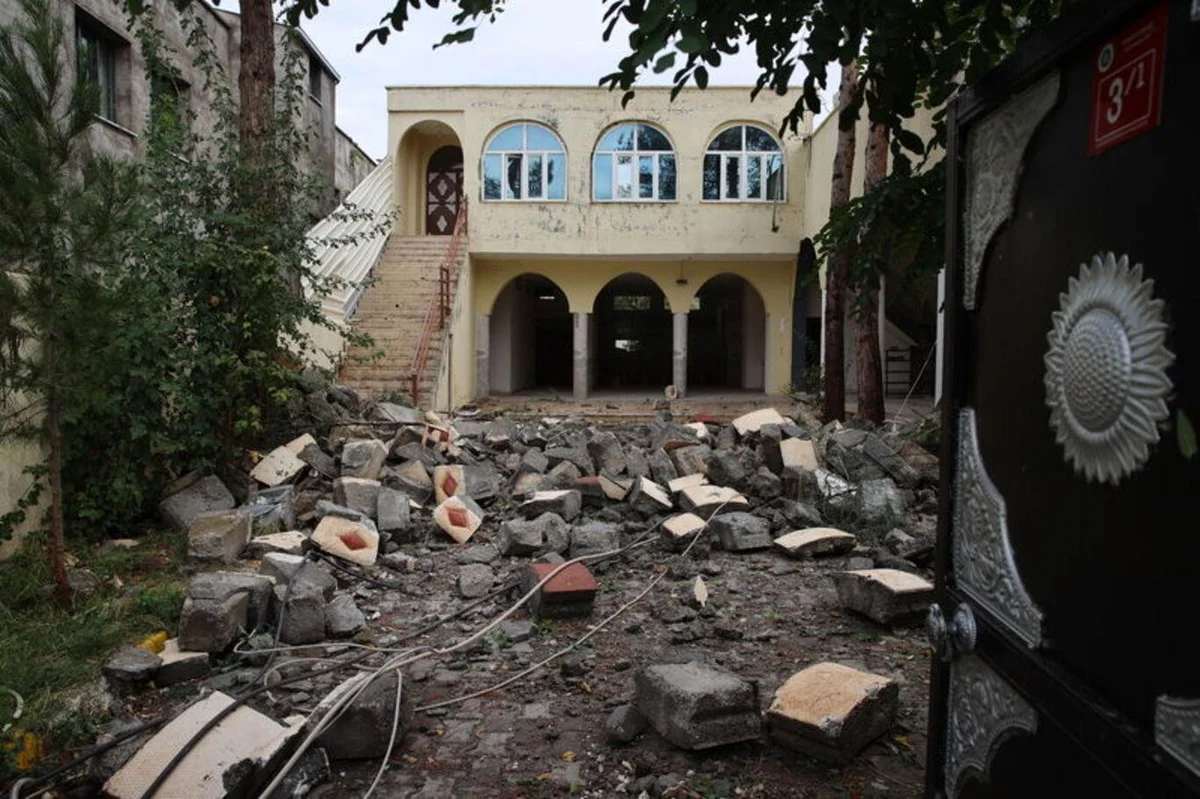 Minarenin yıkılması sonucu cami ve yanındaki 2 katlı evde hasar oluştu.