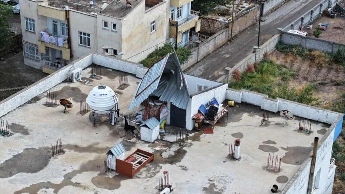 Diyarbakır'da kuvvetli sağanak ve fırtına hasara yol açtı: Minare yıkıldı, çatılar uçtu — 12. fotoğraf