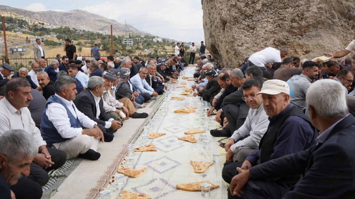 Gelenek kapsamında kesilen kurbanların ardından kazanlarda hazırlanan yemekler, metrelerce uzunluğundaki sofralarda ziyaretçilere ikram edildi.