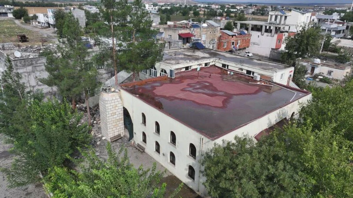 Sağanak ve fırtına sonucu Tepe Mahallesi Pınar Sokağı'ndaki İhlas Camisi'nin minaresi yıkıldı.