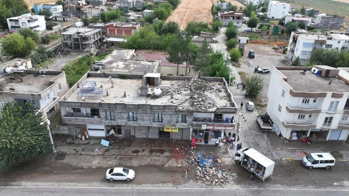 Diyarbakır'da kuvvetli sağanak ve fırtına hasara yol açtı: Minare yıkıldı, çatılar uçtu — 11. fotoğraf